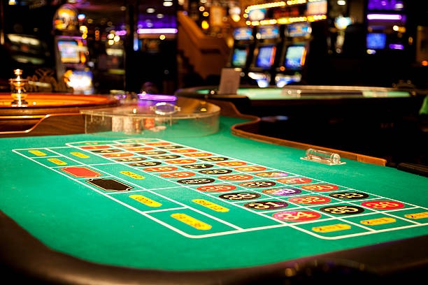 Live dealer at Texas Hold'em Bonus table on wow77